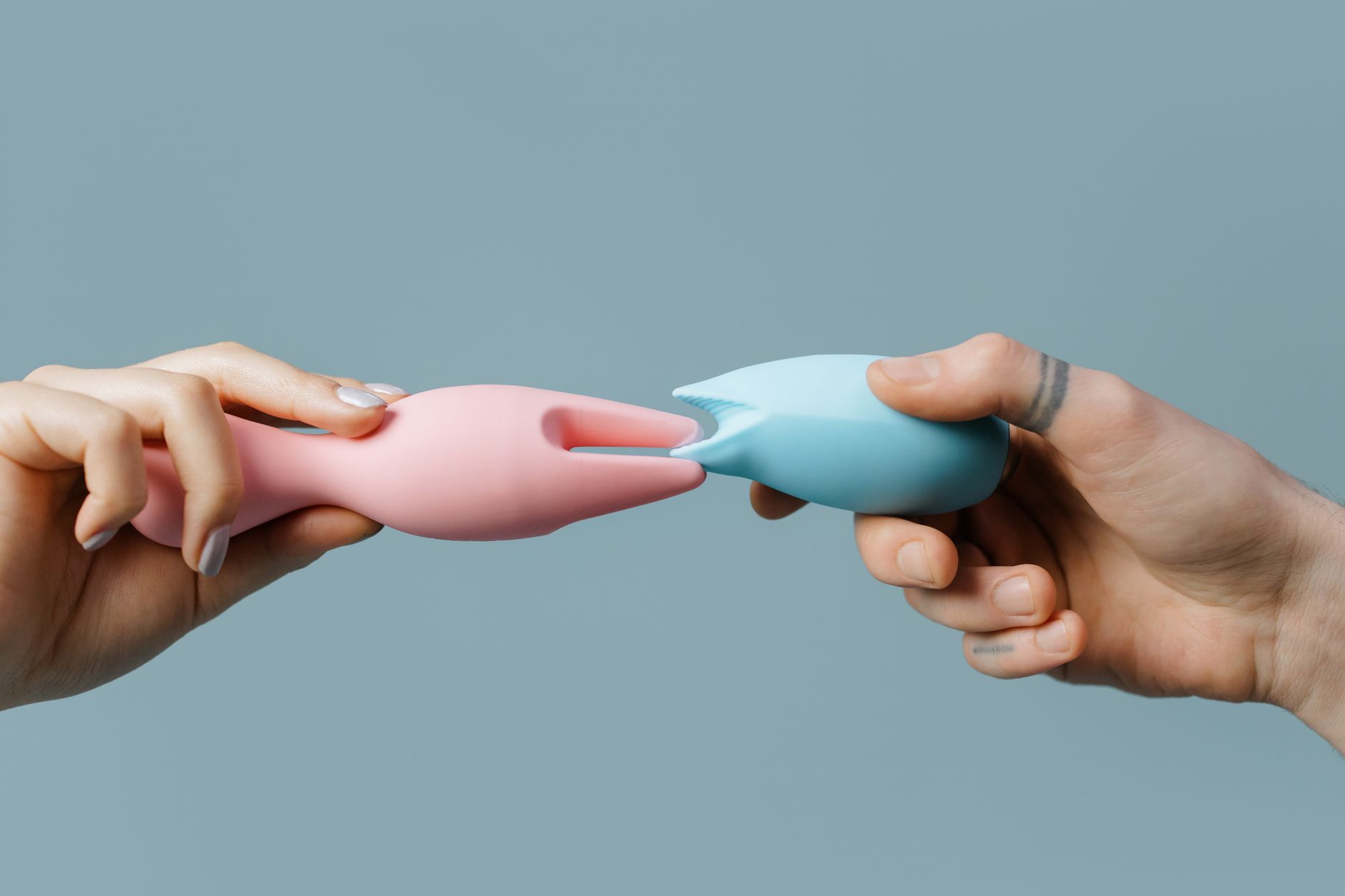 Vibrador clitoral amarillo rodeado de plátanos sobre fondo amarillo brillante